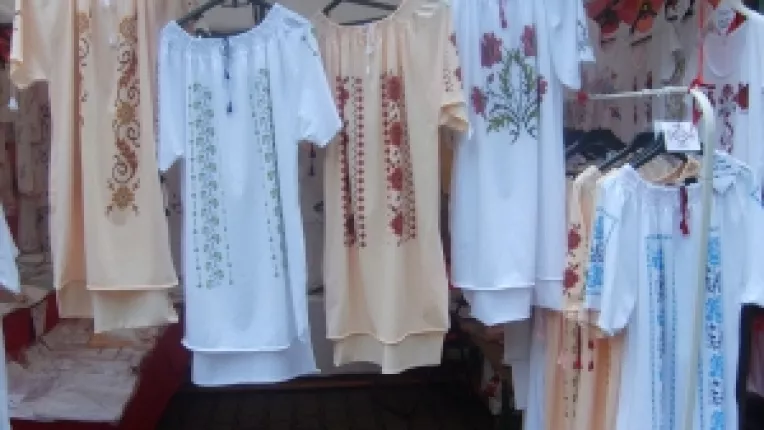 Carmen Firea: "Tricouri cu trifoi, cu print digital, la targul Piata Taraneasca si Mester(Esti)!, organizat in curtea MTR!"

