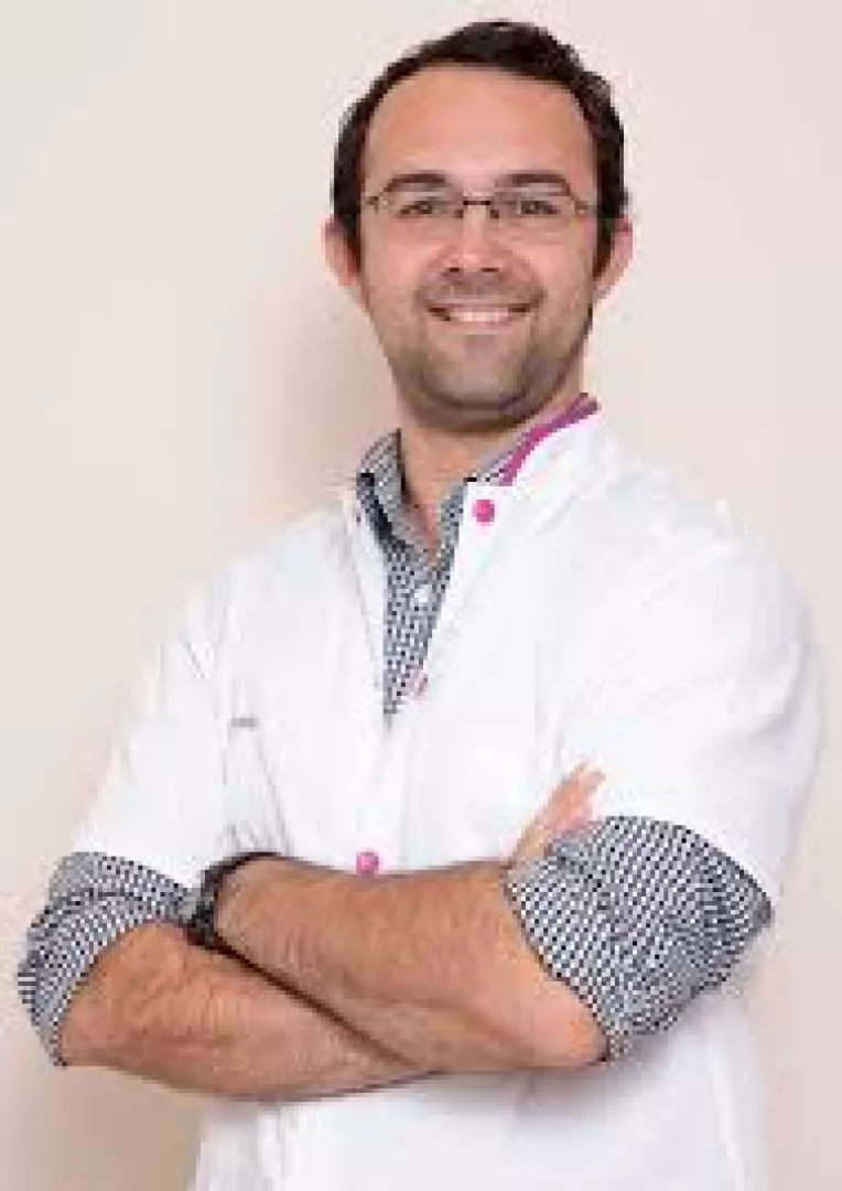 Dr. neurochirurg Horatiu Ioani este singurul roman detinator al titlului de Fellow al Colegiului Regal Britanic de Chirurgie care profeseaza in tara