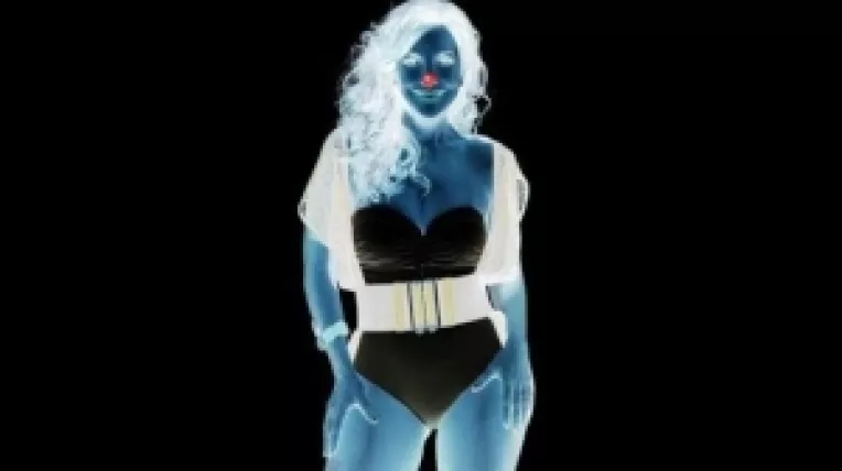 Internautii sunt rugati sa priveasca timp de 10 secunde punctul prezent pe varful nasului femeii din imagine