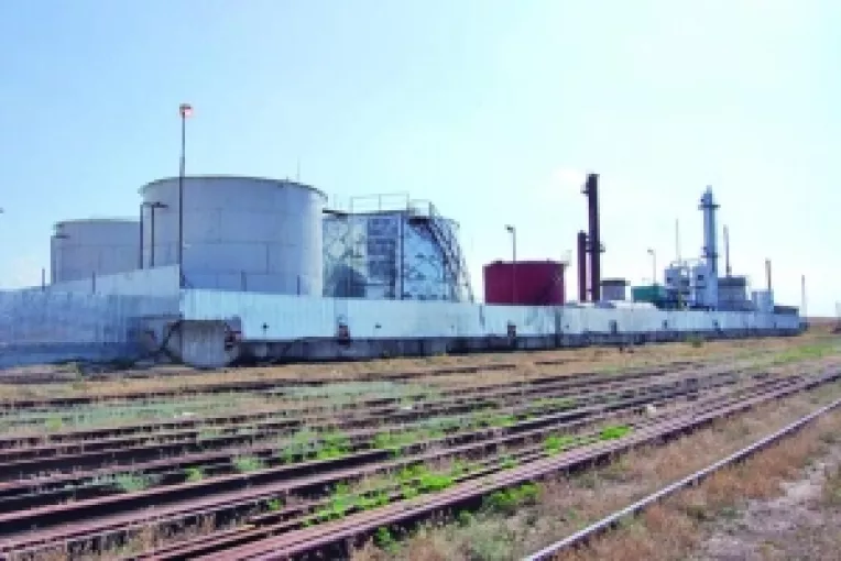 Proprietarii fostei fabricii de zahar din Navodari revendica terenul pe care a construit Guliu
Din afacerile ilegale cu benzina, Primaria Balcescu s-a ales cu un acoperis