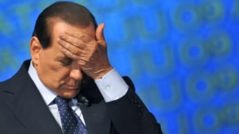 Pumn in mecla: Berlusconi a pierdut doi dinti