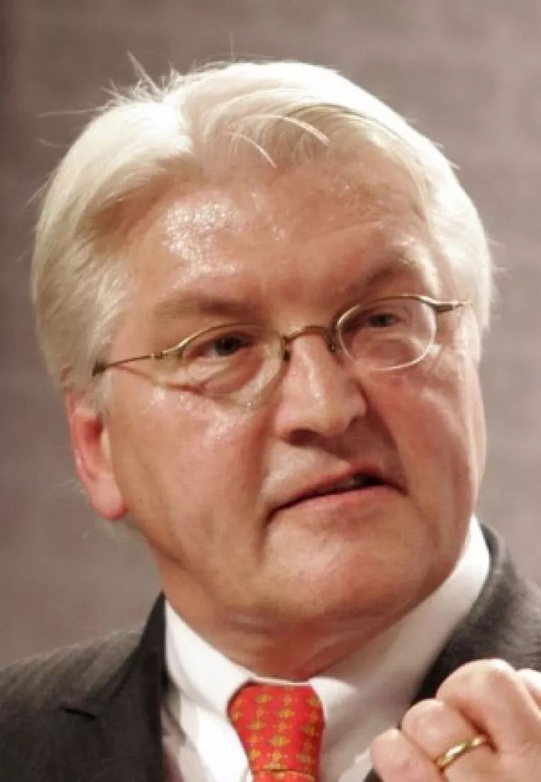 Steinmeier, decis sa o detroneze pe Angela Merkel