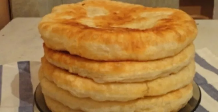 Turte pufoase cu chefir la tigaie